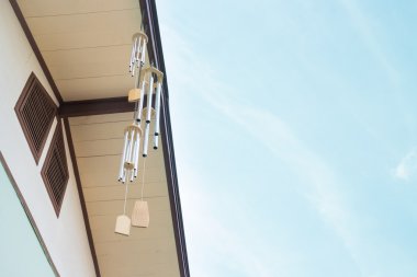 Oryantal Rüzgar Çanları ve mavi gökyüzü