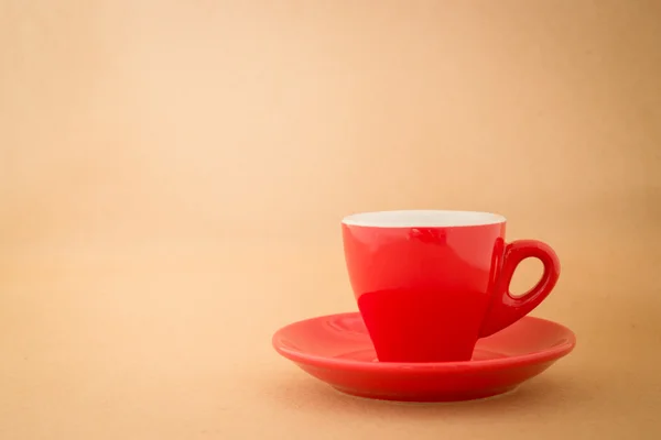 Krásné červené šálek kávy na vinobraní pozadí — Stock fotografie