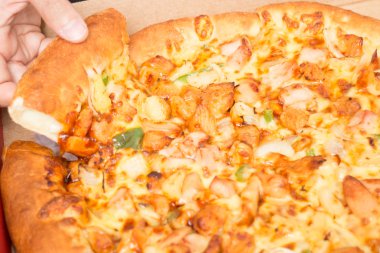 Ekstra peynirli pizza pan el