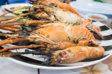 Izgara Karides yemeği hizmet