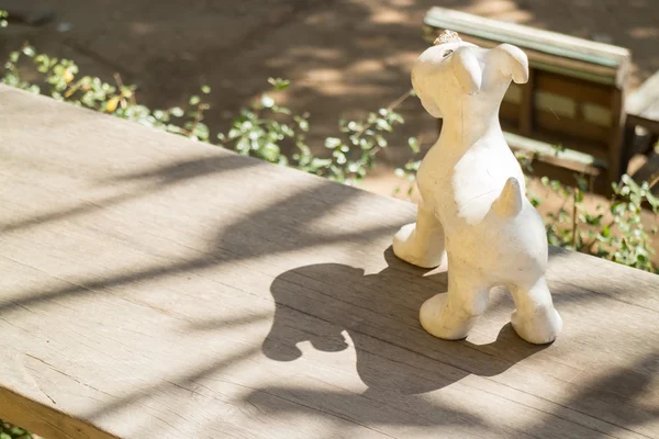 Dog gesso decorado mesa de madeira com sombras — Fotografia de Stock