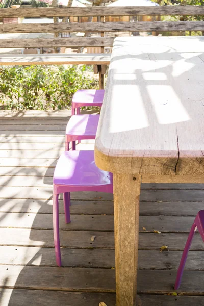 Tafel en stoelen staan in de tuin met schaduwen — Stockfoto