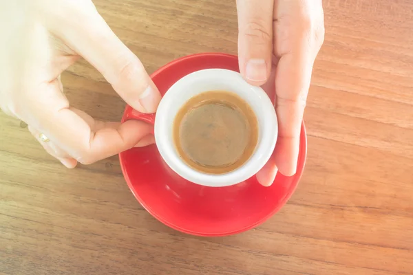 Manos sosteniendo taza de café caliente — Foto de Stock