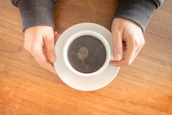 Hände halten Tasse heißen Kaffee — Stockfoto