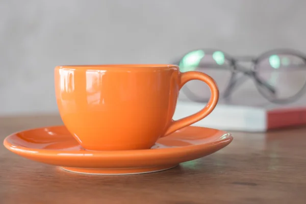 Oranje mok kopje koffie — Stockfoto