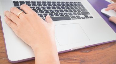 tipik dizüstü klavye üzerinde el