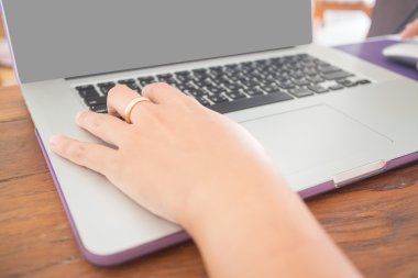 tipik dizüstü klavye üzerinde el