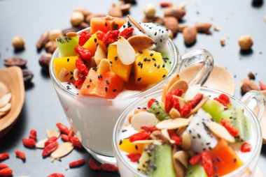 Yararlı taze Fitness kahvaltı yoğurt tropik meyveler