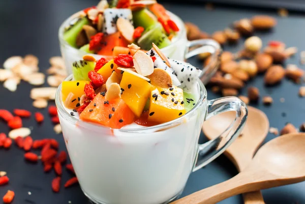 Yogourt de petit déjeuner frais Fruits tropicaux — Photo