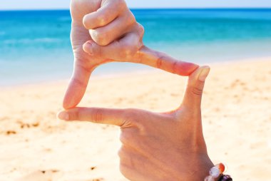 Kadın hareketi eller olun çerçeve deniz plaj tatil