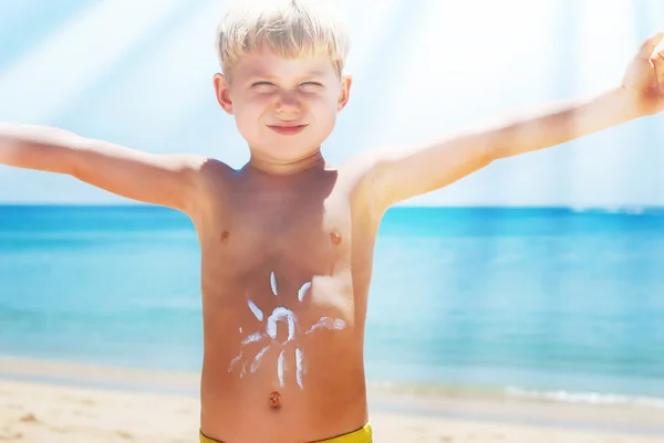 Ragazzo mani su estate abbronzatura dolce pelle vacanza — Foto Stock