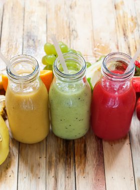 Satır suları güler yüzlü kırmızı yeşil turuncu meyve şişe