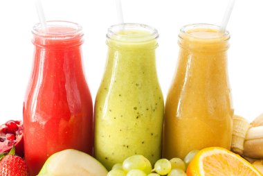 Satır suları güler yüzlü üç şişe kırmızı yeşil turuncu