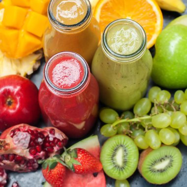 Kırmızı yeşil turuncu meyve taze yüzlü şişe