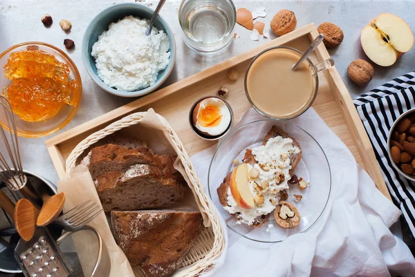 Υγιεινό πρωινό δίσκος σνακ γάλα καφέ αυγό ψωμί — Φωτογραφία Αρχείου