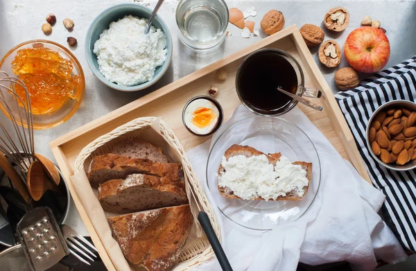 Sağlıklı kahvaltı kahve yumurta ekmek peynir