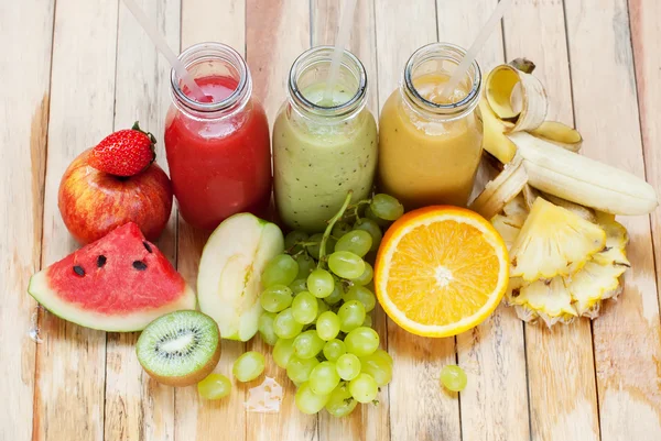 Satır suları güler yüzlü kırmızı yeşil turuncu meyve şişe