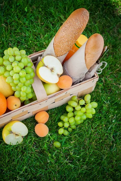 Comida fresca de verano Frutas Picnic Basket Apple Grass — Foto de Stock