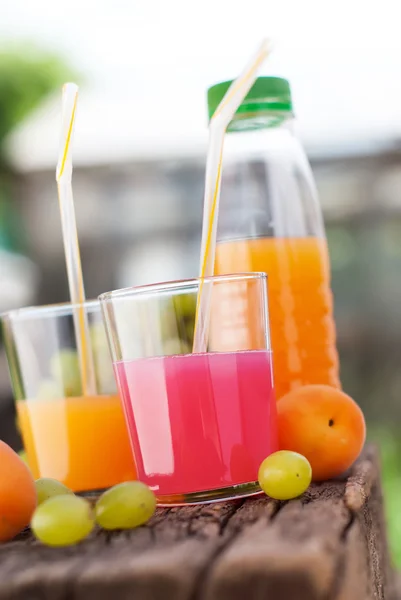 Φρούτα χυμό ποτών γυαλιά θερινή ώρα εξωτερική — Φωτογραφία Αρχείου