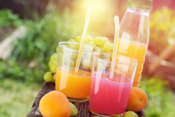 Fruits frais Verres à jus Boissons saines — Photo