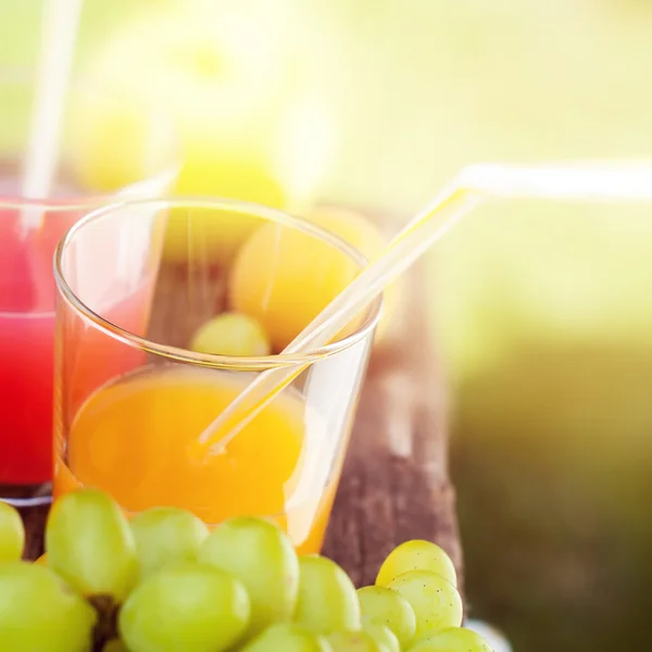 Vetro di frutta fresca succo bevande bicchieri estate — Foto Stock