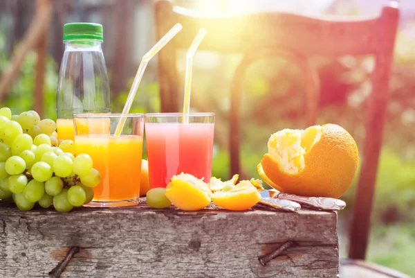 Sommerfest im Freien frische Früchte Saftgetränke — Stockfoto