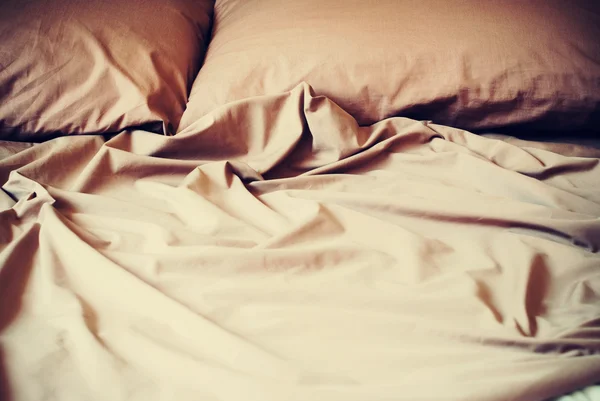Κλινοστρωμνή φύλλα μαξιλάρι κρεβάτι καφέ σοκολατί χρώμα — Φωτογραφία Αρχείου