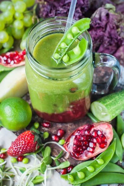 Green Red Smoothie Glass Jar Fresh Fruits Здоровые — стоковое фото