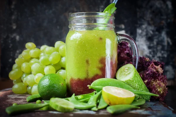 Зеленый красный смузи фруктовые овощи Сырой ингредиент — стоковое фото