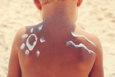 Güneş çocuk beyaz omuz işaret dalga güneş