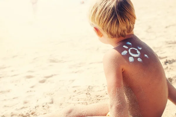 Abbronzatura bambino segno onda sole mare dolce cura della pelle — Foto Stock