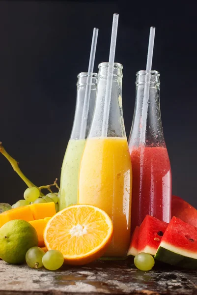 Bouteilles de smoothie au jus frais Fruits tropicaux Noir — Photo