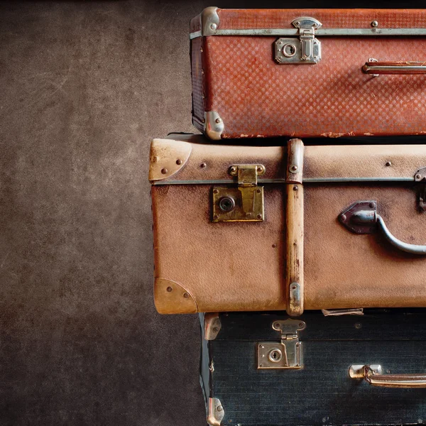 Закрыть винтажные чемоданы — стоковое фото