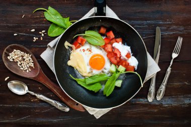 Kızarmış tavada domates peynir Yeşiller yumurta