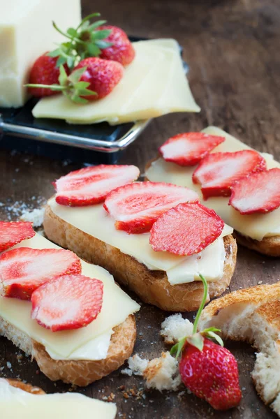Aardbeien kaas broodjes gezond ontbijt — Stockfoto