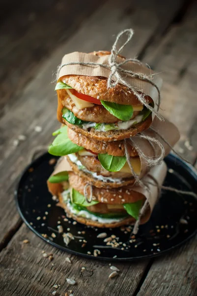 Succosa fatti in casa hamburger torre maiale verdure — Foto Stock