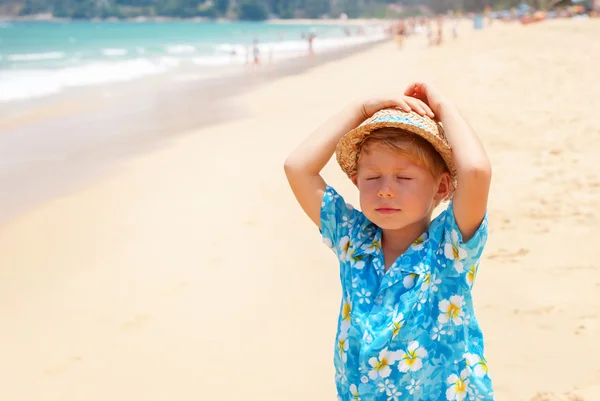 Felice bambino luminoso camicia costa tropicale mare — Foto Stock