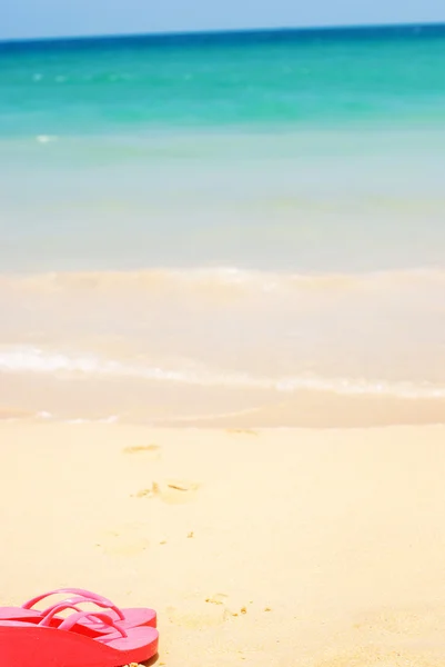 Vakantie Accessoires Slippers op strand zee zand — Stockfoto