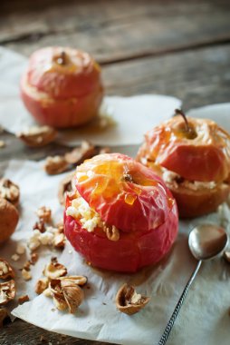 Kırmızı Fırında Elma Dolgulu Süzme Peynirli Ceviz Balı