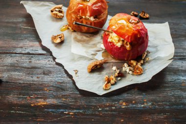 Kırmızı Fırında Elma Ceviz Bal Sağlıklı Gıda