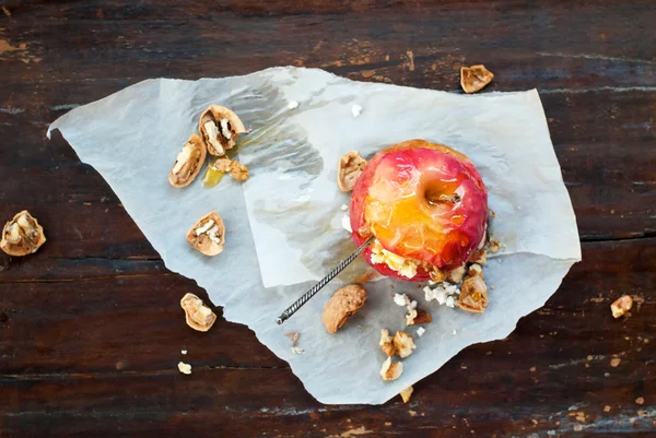 Gebackener Apfel Walnüsse Honig Holztisch — Stockfoto