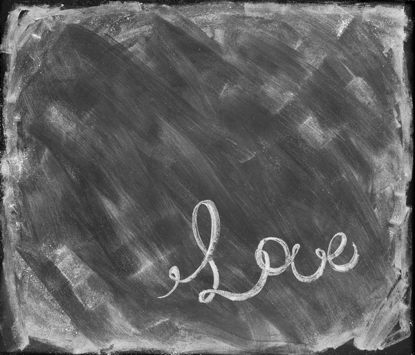 Сообщение Love Lettering on Black Chalk Board. День святого Валентина — стоковое фото