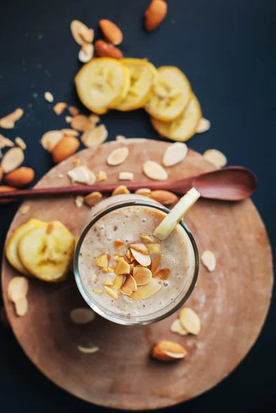 Fruit bananen smoothies met melk, amandel, vlokken — Stockfoto