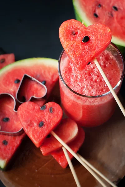 Rebanadas de melón de agua dulce en forma de corazón y bebida —  Fotos de Stock