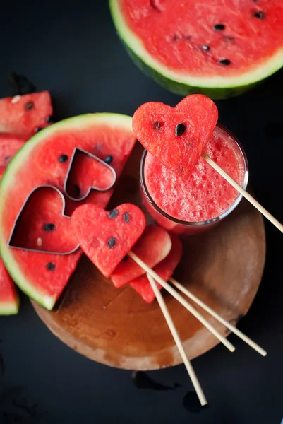 Fatias de melão de água doce em forma de coração e bebida — Fotografia de Stock