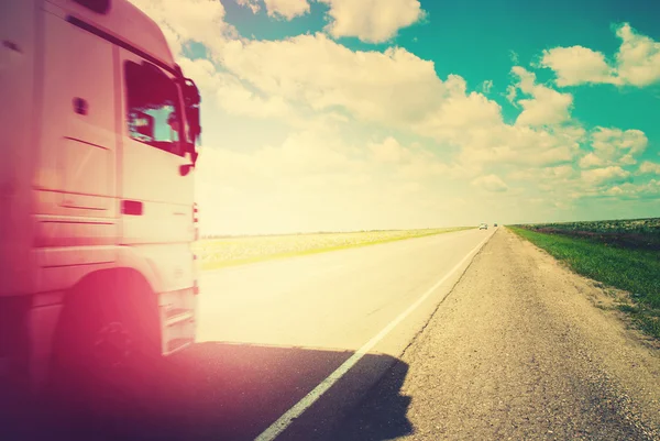 Kamyon yol yaz manzara. Ulaşım uzak mesafeler