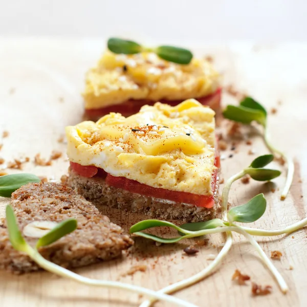 Tostas saudáveis sanduíches com omelete, sésamo, verduras — Fotografia de Stock