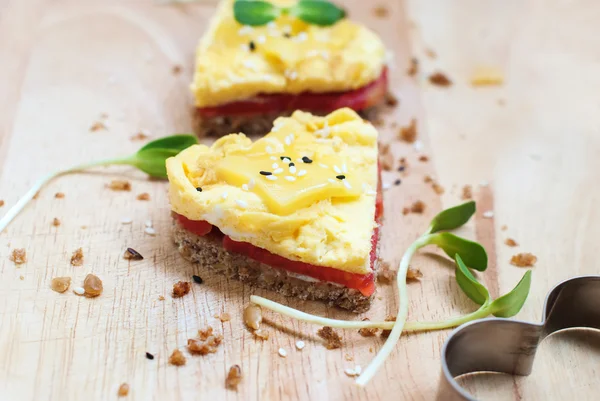 Tostas saudáveis sanduíches com omelete, sésamo, verduras — Fotografia de Stock