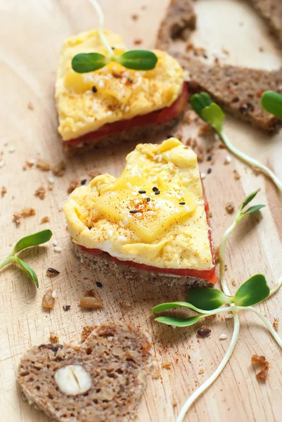 Tostas saudáveis sanduíches com omelete, sésamo, verduras — Fotografia de Stock
