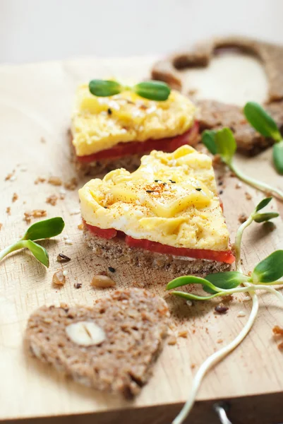 Sanduíches na forma de coração com pão de centeio torradas, omelete — Fotografia de Stock